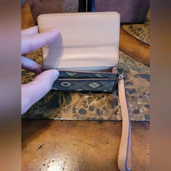 DOONEY & BOURKE Wristlet with Heart Pattern - Picture 4 of 4